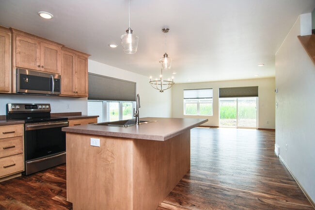 Building Photo - 2220 Blue Stem Ln