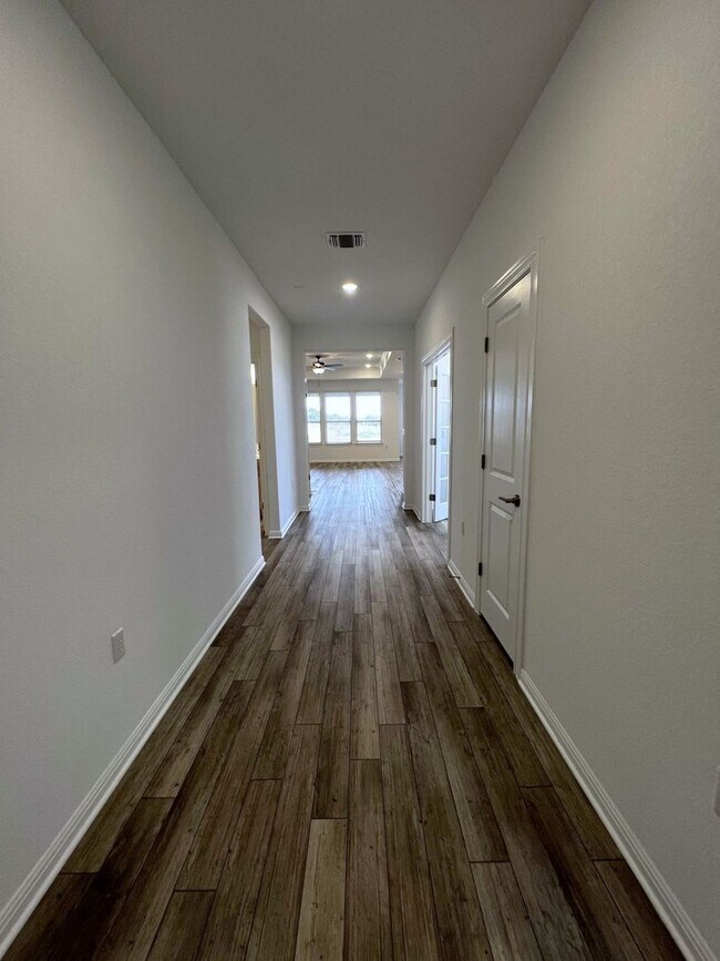 Building Photo - 106 Middle Crk Rd