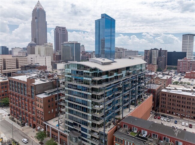 Building Photo - 701 W Lakeside Ave