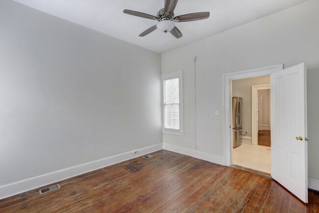 Building Photo - Large Two Bedroom Apartment - Lots of Hist...