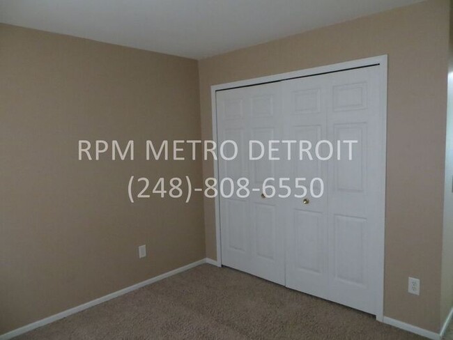 Building Photo - Sterling Heights Condo(16 Mile & Mound)