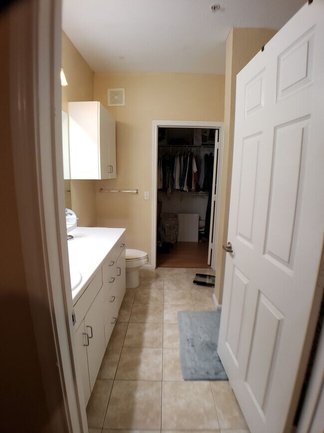 Building Photo - Great 1/1 unit with wood laminate floors, upgraded appliances and balcony!