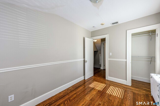 Building Photo - 186 School St