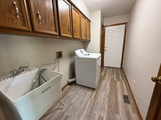 Building Photo - 2436 Putnam Dr