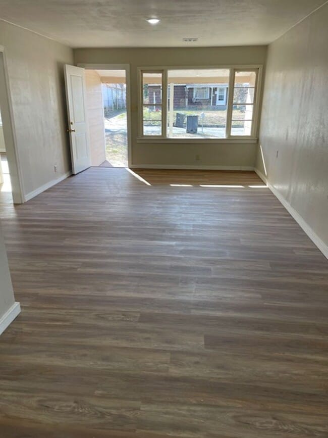 Building Photo - 1648 S Maple Ave