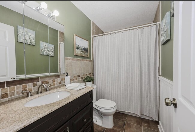 Building Photo - 19 Country Club Dr