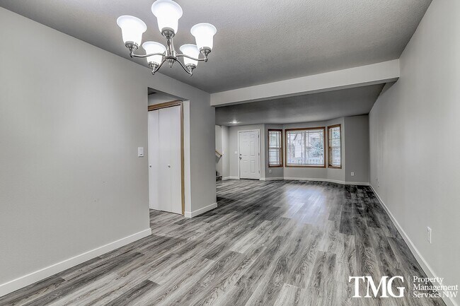 Building Photo - Spacious 4 Bedroom/2.5 Bath Hazell Dell Home!