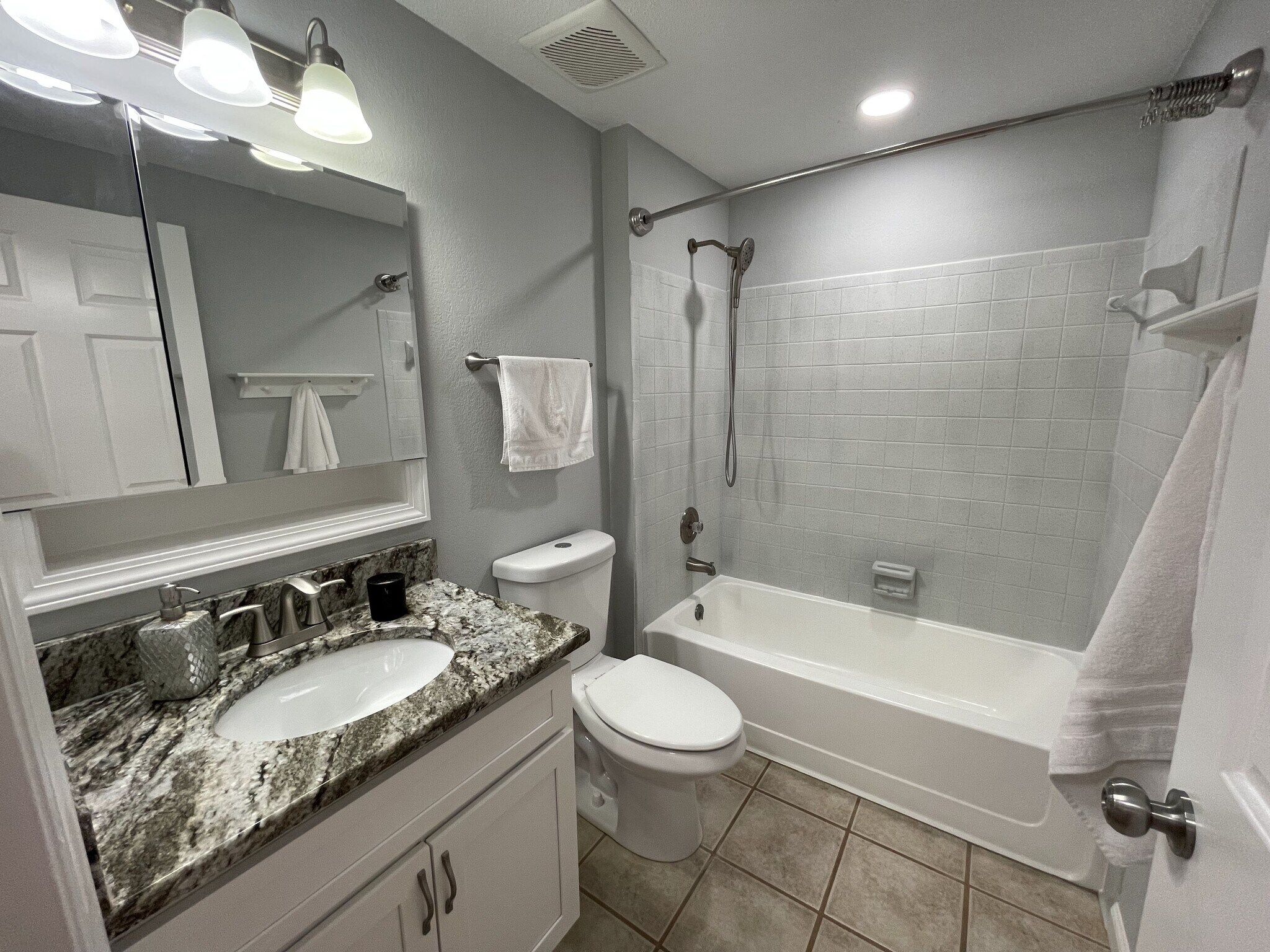 Hall bath with new tub/shower combo - 4204 Whistler Ct