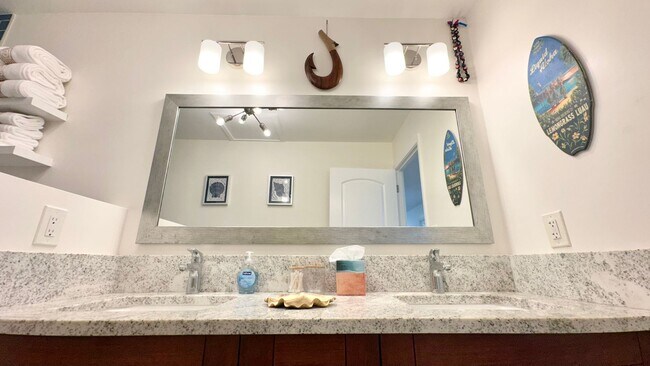 Building Photo - Fully Furnished 4 BD/3 BA Home in Mariner's Ridge!! Includes 1 Garage PRKG, W/D, Sep. Studio, & G...