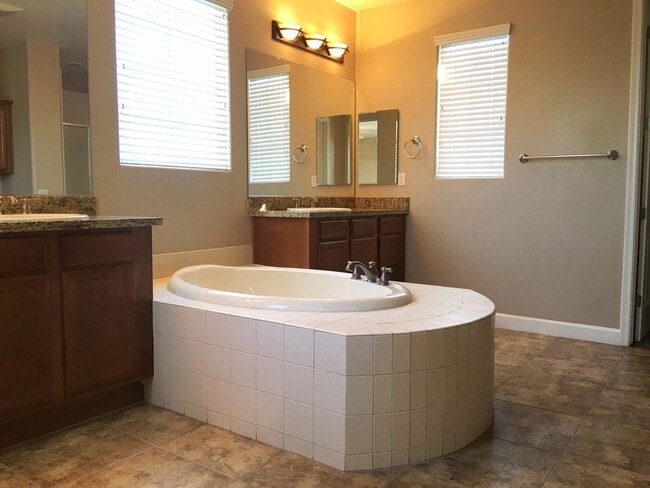 Building Photo - Chandler 5 Bed, 3 Bath + Bonus Room Office/Den