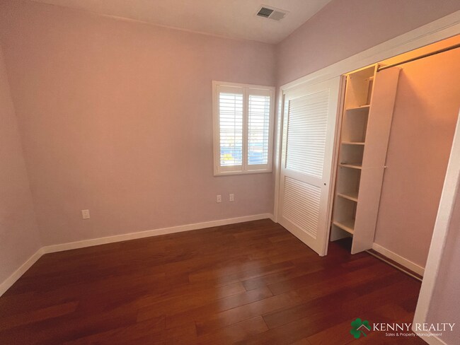 Building Photo - Charming 2BD/1BA Upper-Unit in Broadmoor Village – Daly City
