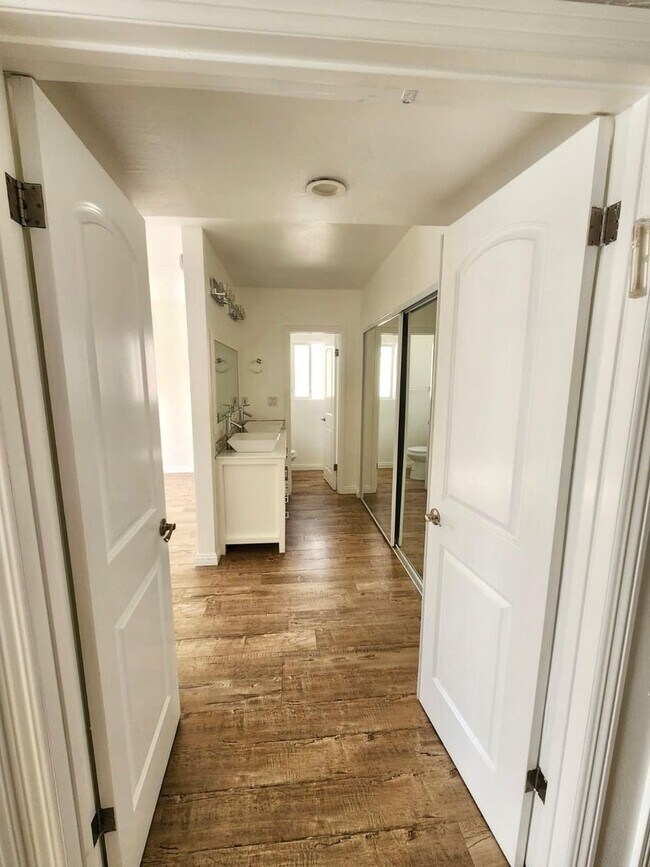 Building Photo - Beautiful and spacious condo in Tarzana!