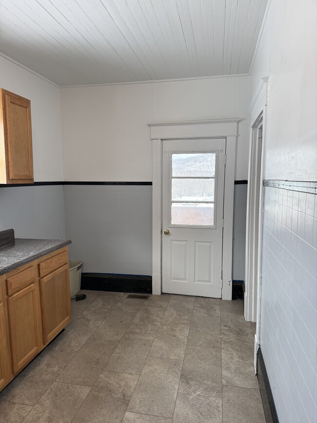 Building Photo - 713 N 8th Ave