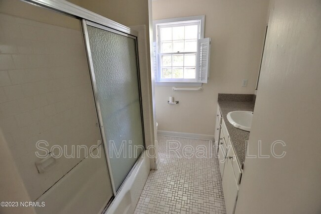 Building Photo - 1633 Country Club Rd