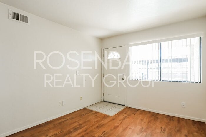 Building Photo - 455 W Kelso St