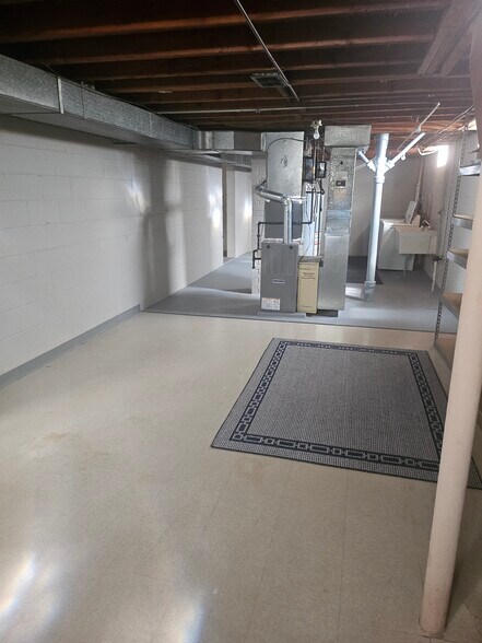 Building Photo - 8451 Southlane Dr