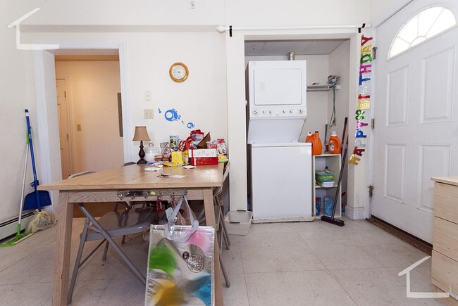 Building Photo - 67 Ashford St