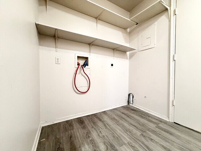 Building Photo - ***102 NW K Unit B***