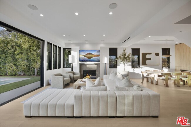 Building Photo - 4433 Kraft Ave