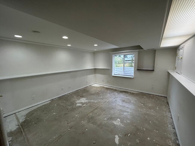 Building Photo - 4 Bed 3.5 Bath