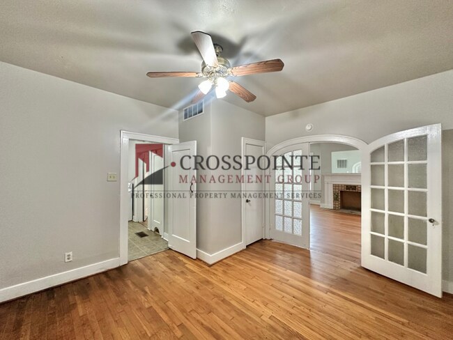 Building Photo - College Ave Triplex