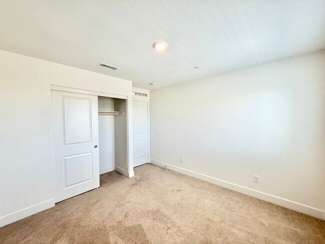 Building Photo - Move-In Ready 5 Bedroom Home with Solar & Large Loft