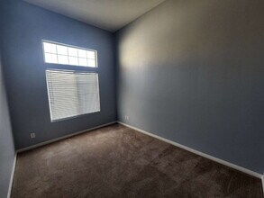 Building Photo - "Charming 3-Bed Oasis with 2 Full Baths in North Las Vegas – 1305 Sq Ft of Comfort!"
