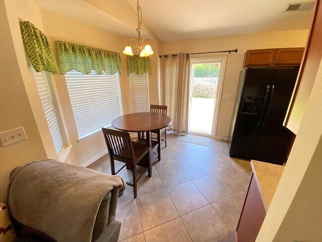 Building Photo - 109 Travertine Crossing