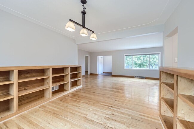 Building Photo - Wonderful West Old Town Home! A must see! ...