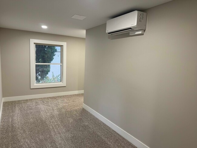 Building Photo - 402 Fernando St NE