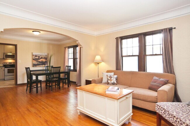 Building Photo - Spacious 3-Bedroom Duplex with Garage and 2 bathrooms in Minneapolis!