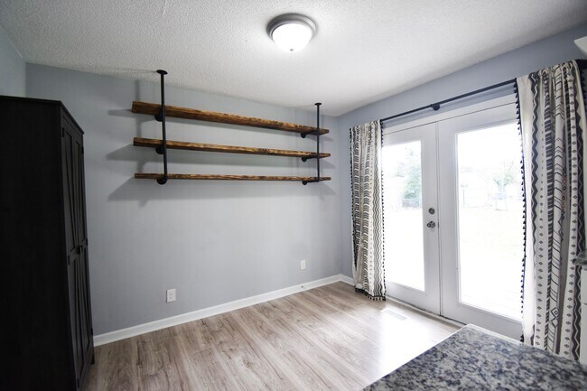 Building Photo - 3 Bedroom 2 Bathroom- Pets Considered