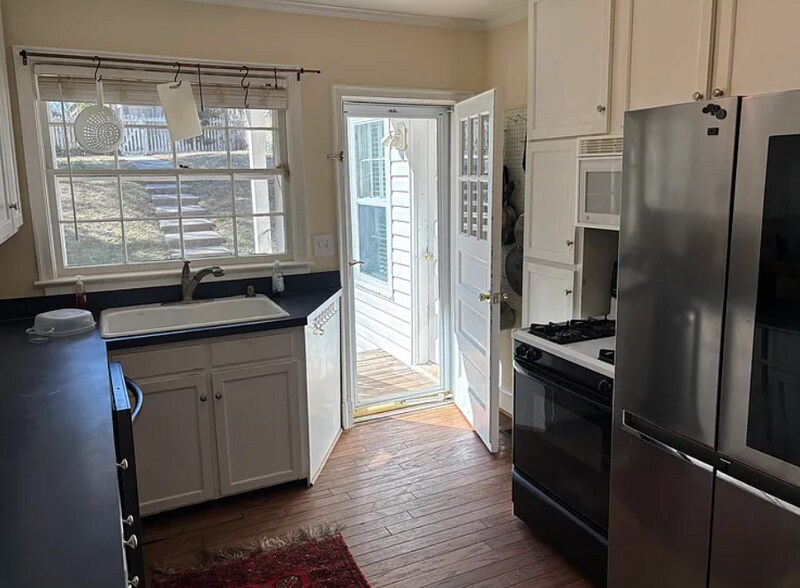 Kitchen (Fridge, oven/stove, dishwasher can be included) - 207 Edgedale Dr