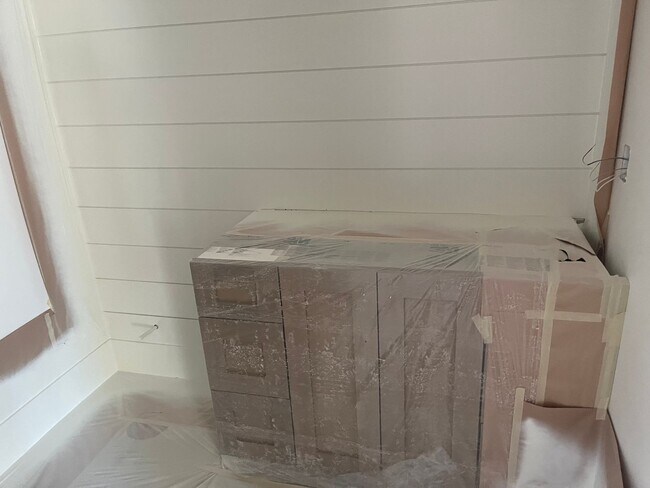 Building Photo - Gorgeous 6 bedroom with Pool and RV Garage