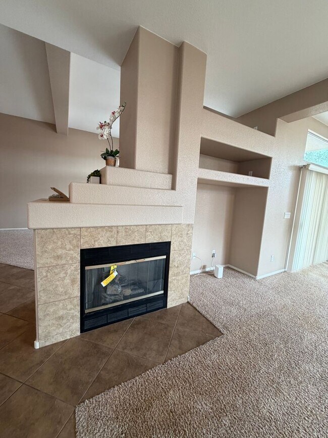 Building Photo - Spacious 4 bedroom