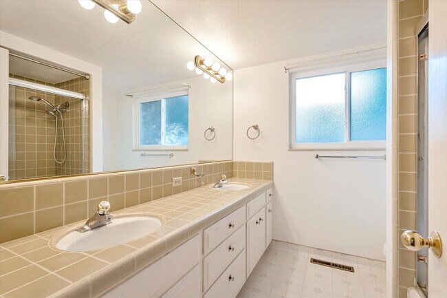 Building Photo - Tri-Level Home in Los Gatos