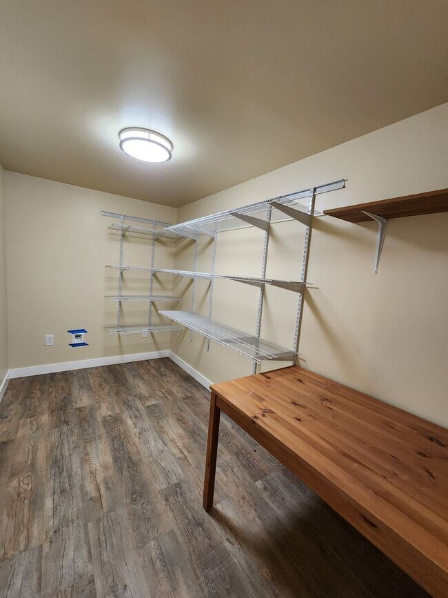 Building Photo - Luxury! 4 bdrm 3.5 bath HOUSE w/ Views! 2 car garage!