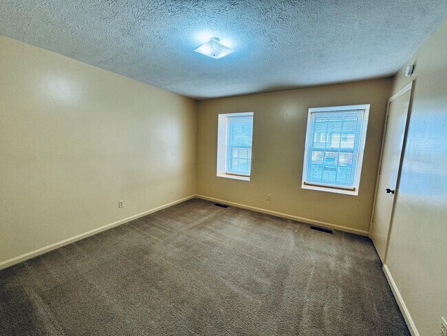 Building Photo - Timberlake Rd Townhouse