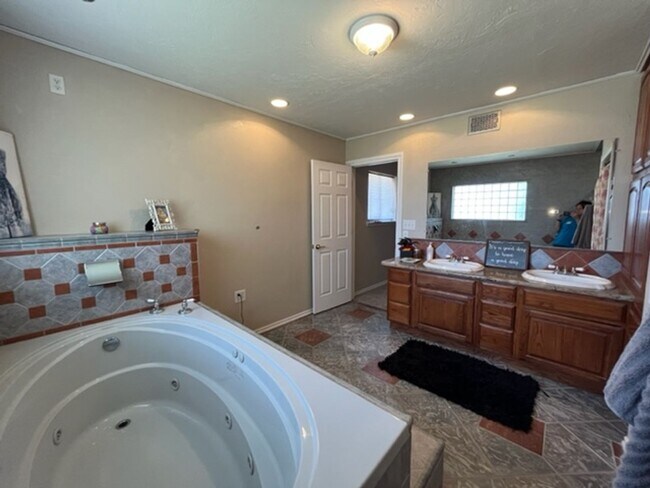 Building Photo - 107 NE 6th St