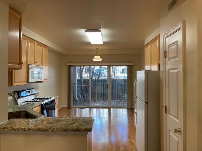 Building Photo - Amazing Vienna Townhome Condo in A Great L...