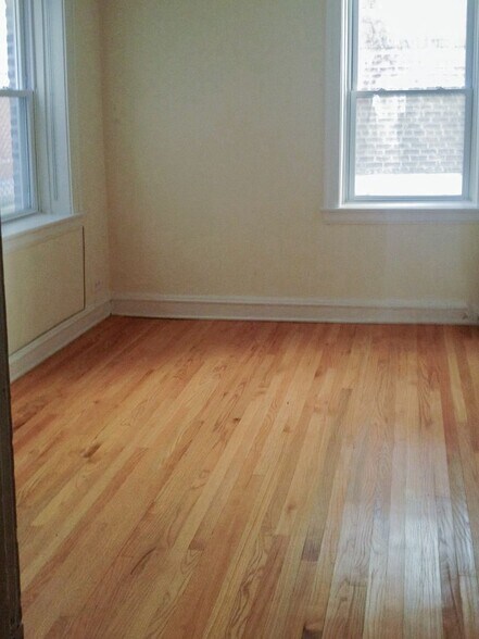 Building Photo - 2206 W Foster Ave