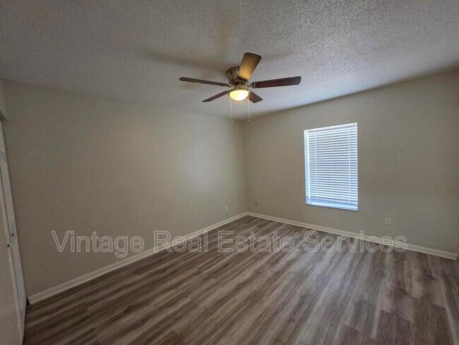 Building Photo - 851 Creekway Ct