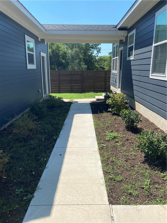 Building Photo - 606 W 1st St