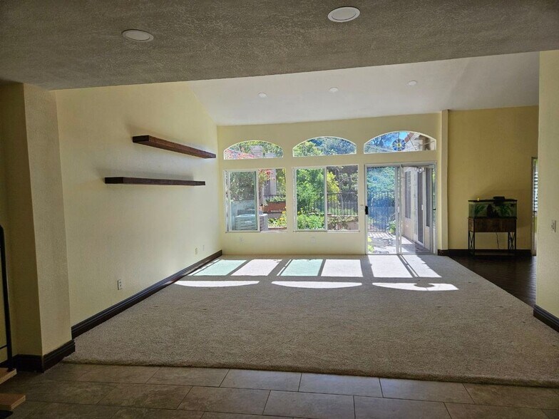 Building Photo - 1742 Hermosita Dr