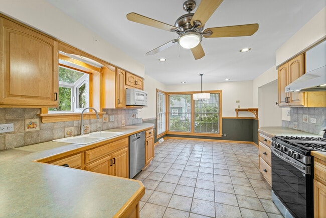 Building Photo - 421 N Elm St