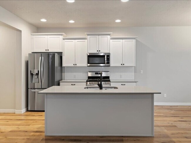 Building Photo - Free September Rent!  Beautiful Newer 4 Bed, 3 Bath located in the heart of Meridian - available ...