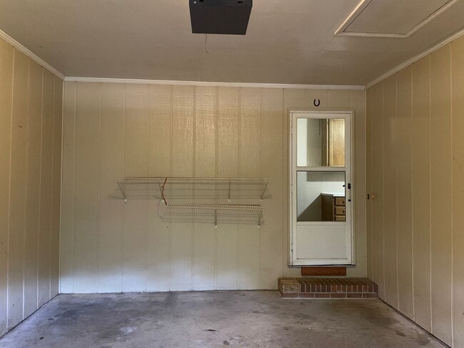 Building Photo - Beautiful 3 bed, 2 bath brick home located...