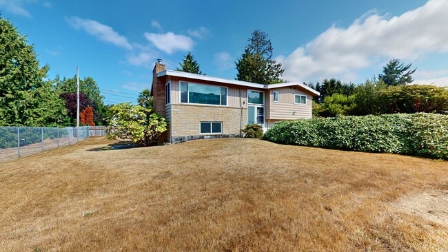 Building Photo - Location, Location, Location! - Four Bedroom house located minutes from Des Moines Waterfront