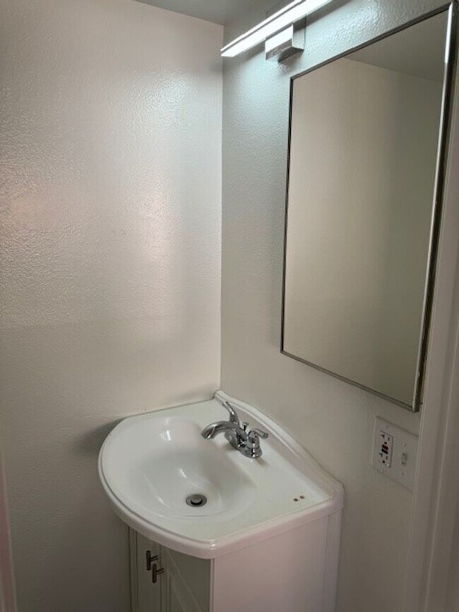 Building Photo - Sampson Ct #B