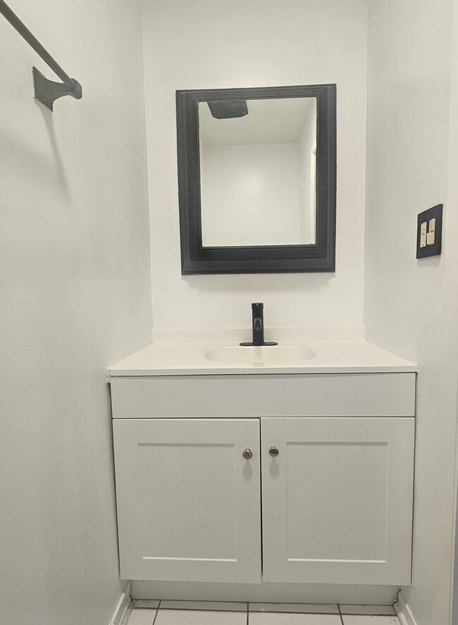 Building Photo - 841 Oxford Pl